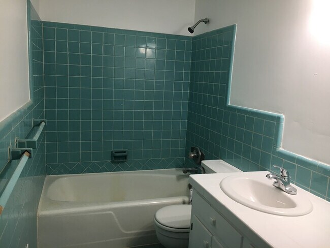 Building Photo - 925 Magnolia St SE