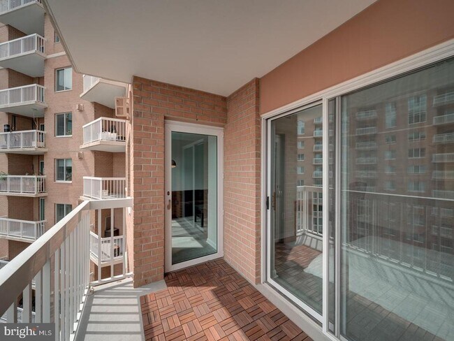 Building Photo - 3101 N Hampton Dr