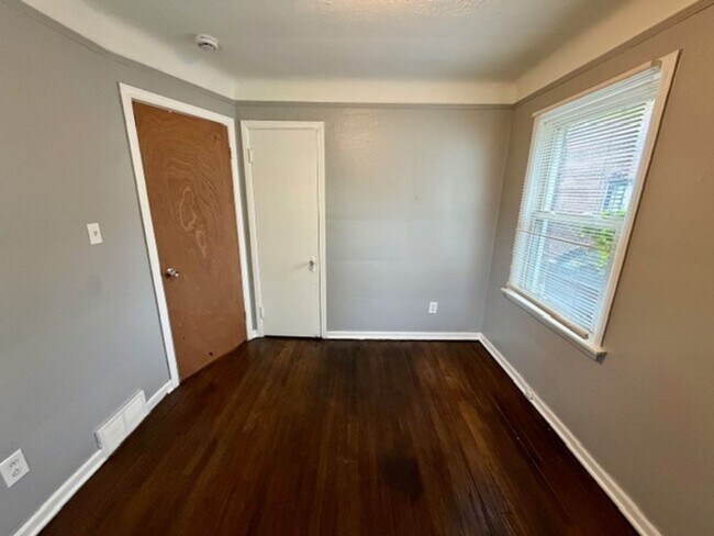 Building Photo - 2 Bedroom 1 Bath House For Lease
