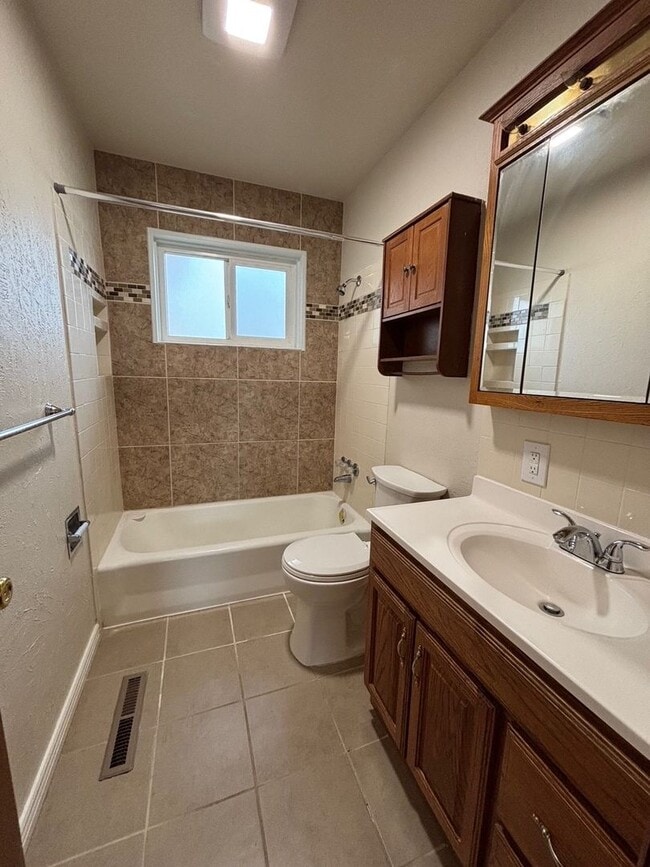 Building Photo - Ranch Style Home - 3 Bed 1 Bath  - MileStone Real Estate Services