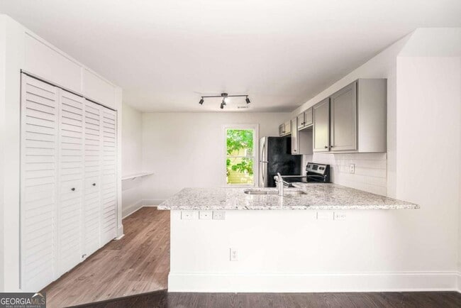 Building Photo - 94 Lucy St SE