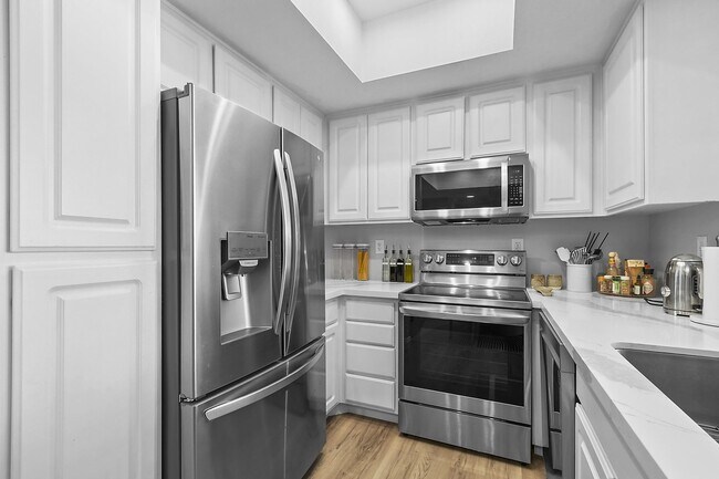 Building Photo - Remodeled River-View Corner Unit with Oversized Patio