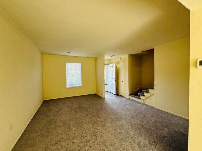 Building Photo - 2 Bedroom, 1.5 Bath Townhouse