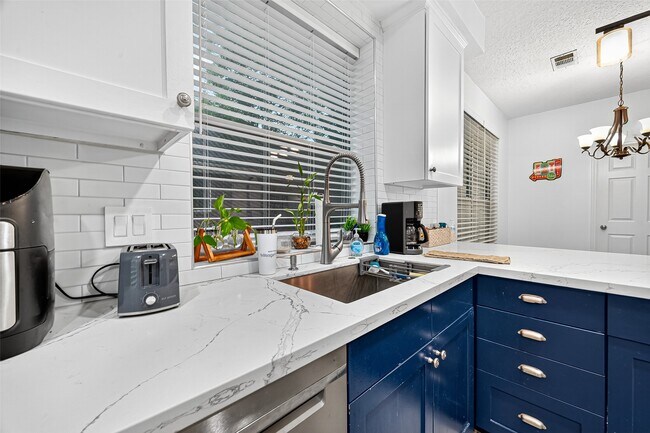 Building Photo - 19018 Ridge Hill Ct