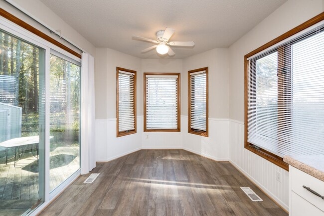 Building Photo - 2 bedroom 1.5 bath Duplex Close to the Beach