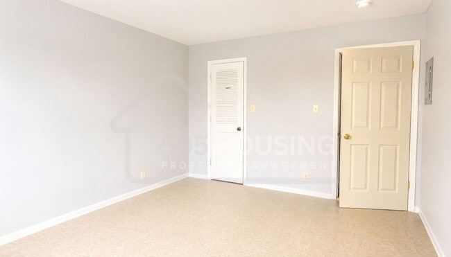 Building Photo - Large Move-In Ready 1-Bedroom Near Kirtland AFB