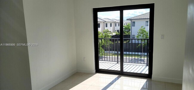 Building Photo - 110 NW 11th Ct