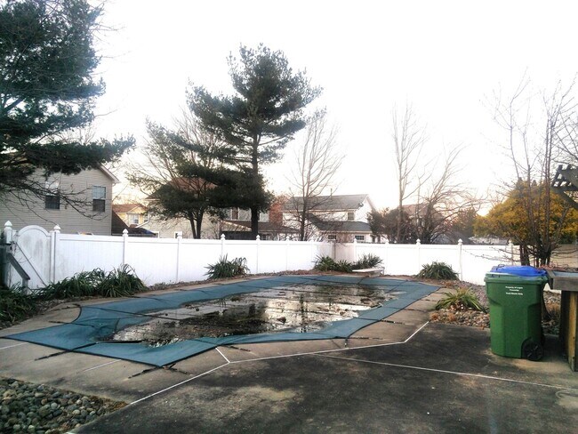 Building Photo - Spacious 3 bedroom house