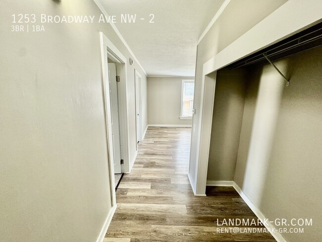 Building Photo - Updated 3 Bed/1Bath – First Month Only $1,...