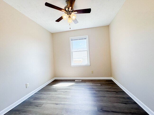 Building Photo - 3 Bedroom 2 Bathroom Home- Small Pets Okay