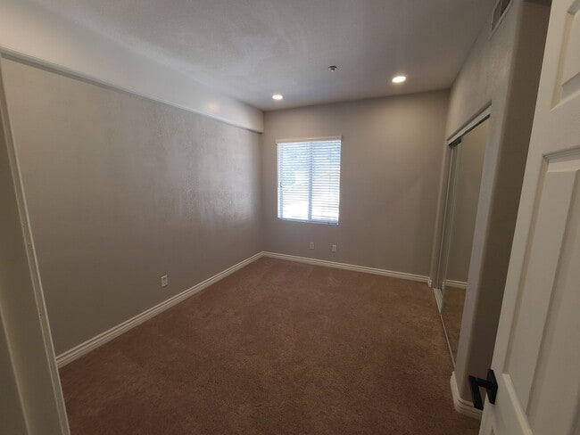 Building Photo - Great golf course views