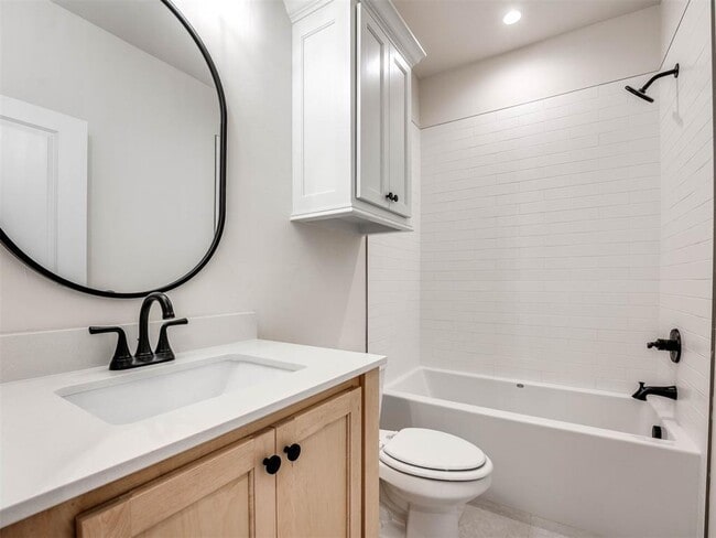 Building Photo - 628 Harbor Town Dr