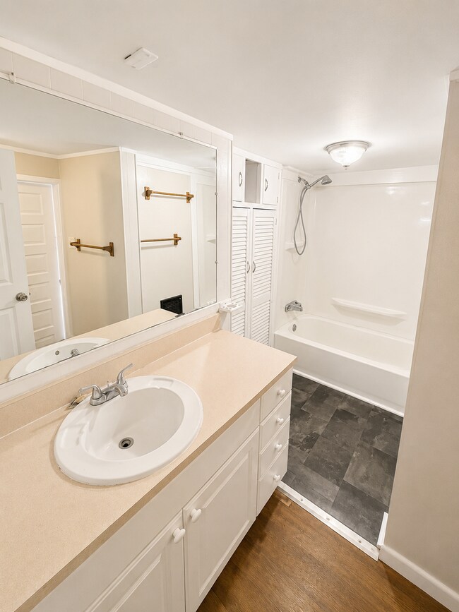 Building Photo - Cute 2BR/2BA HUGE ENCLOSED PORCH, Next to Stewart Middle, Tile Floors!