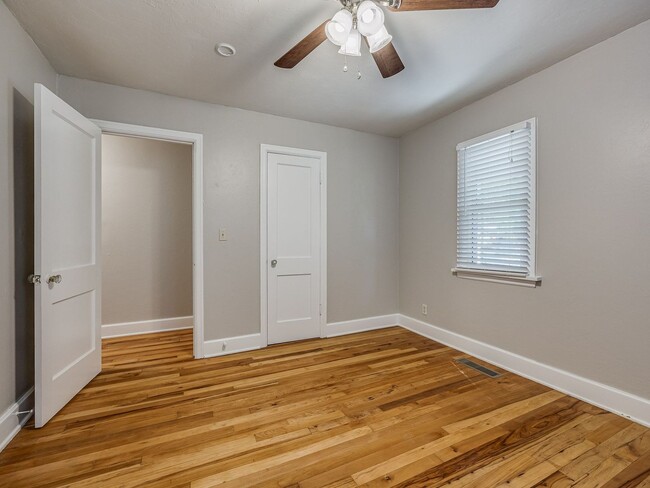 Building Photo - Super cute 3 bedroom bungalow