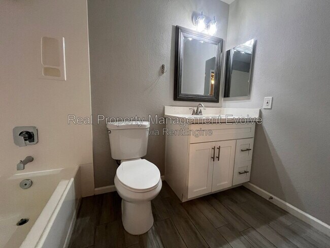Building Photo - 408 W Blackhawk Dr