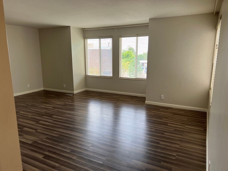 Building Photo - 1813 Laurelhurst Dr E