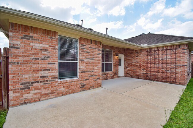 Building Photo - 17911 Serene Shore Dr