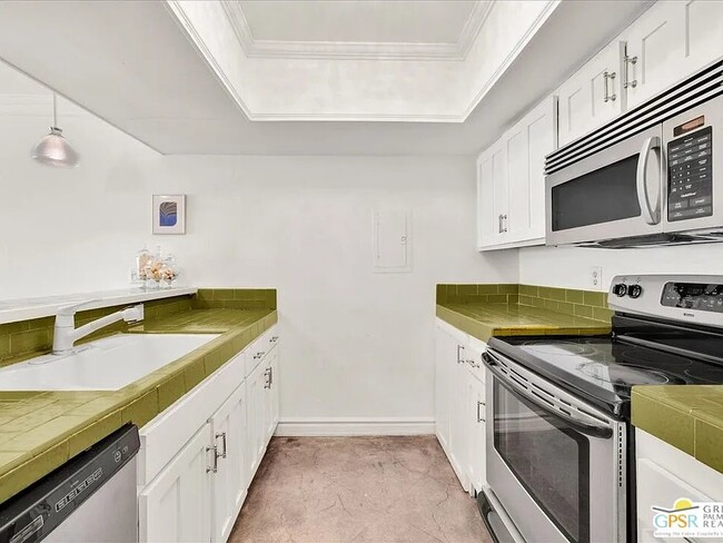 Building Photo - 1655 E Palm Canyon Dr