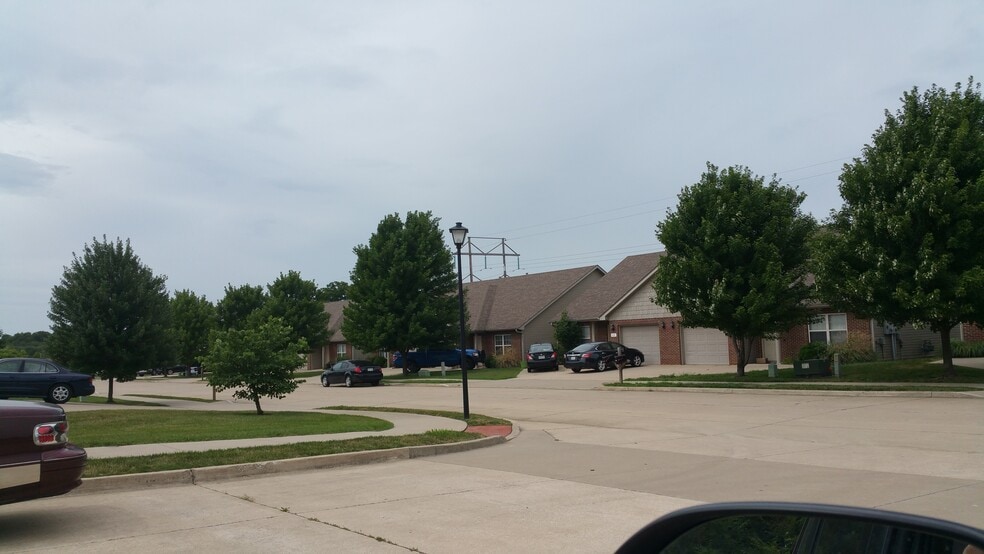 Building Photo - 700 Glenstone Dr