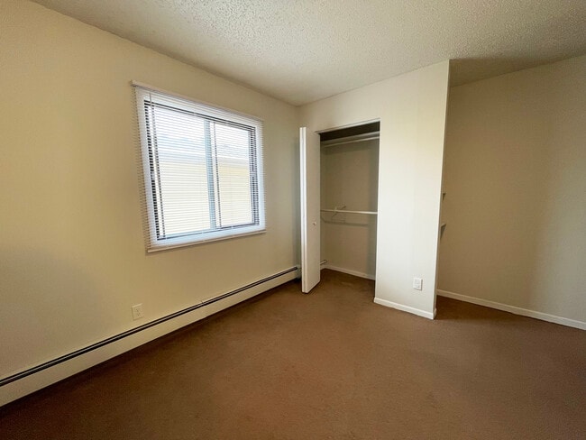 Building Photo - 436 S Van Buren St