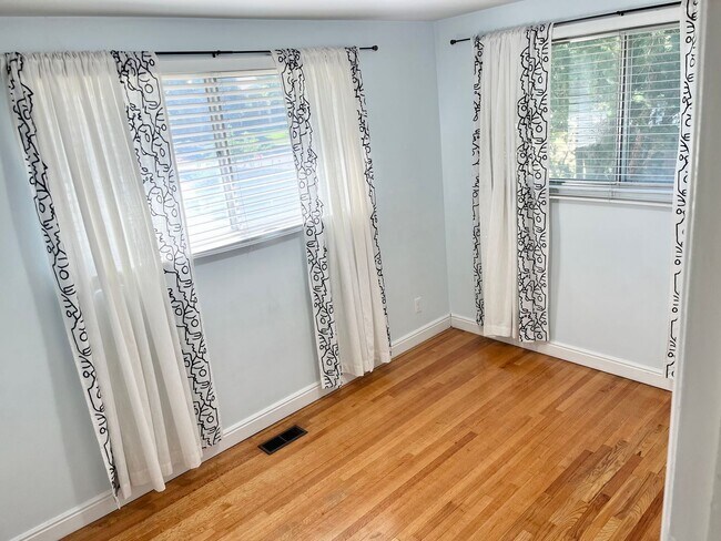 Building Photo - Beautiful 5 Bedroom, 3 Bathroom Family Home in Cottonwood Heights