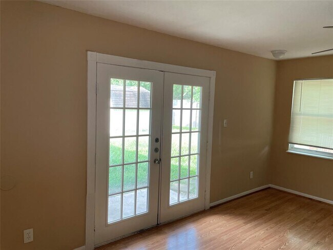 Building Photo - 1011 E Brompton Dr