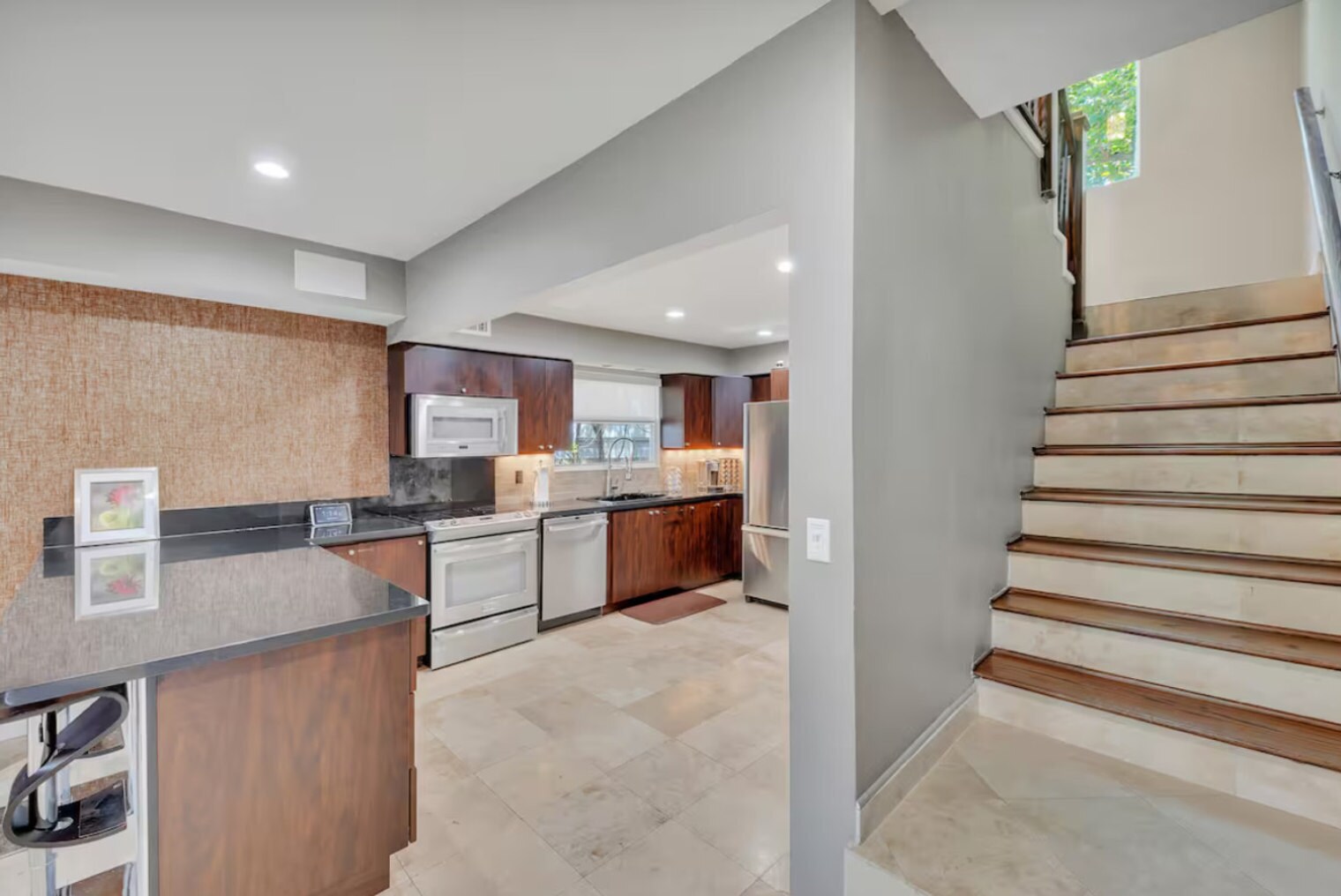 Building Photo - 200 NE 16th Ave