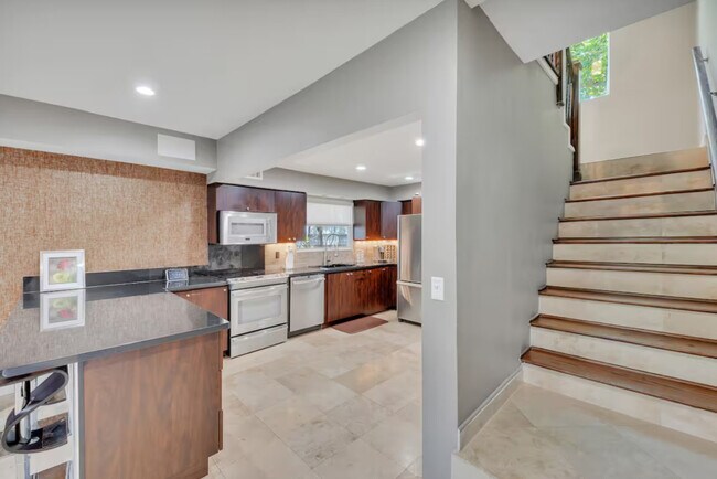 Building Photo - 200 NE 16th Ave