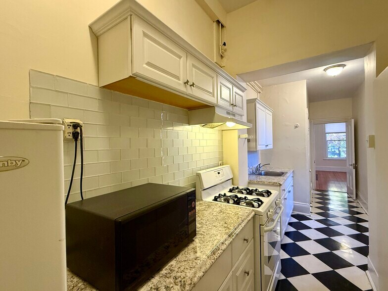 Building Photo - 293 Newbury St