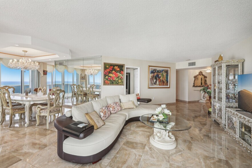 Building Photo - 16711 Collins Ave