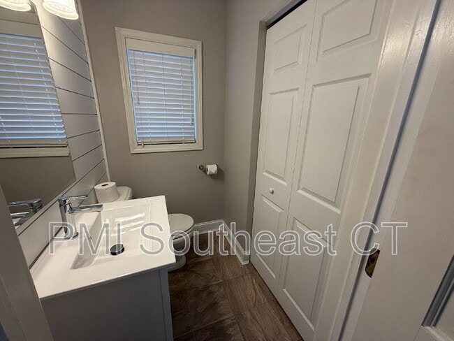 Building Photo - 86 School St