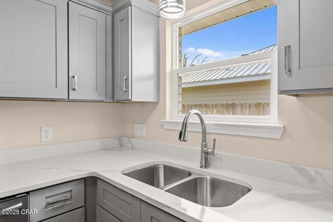 Building Photo - 711 Kirklin Ave