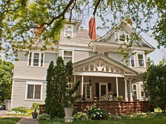 Building Photo - 929 Summit Apartments