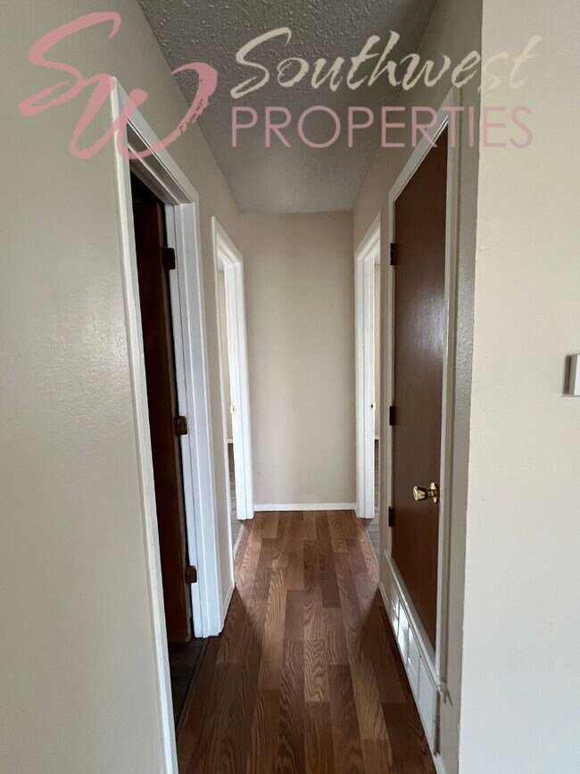 Building Photo - Move in Ready 2 bedroom 1 bath apartment -- Walk to Campus!