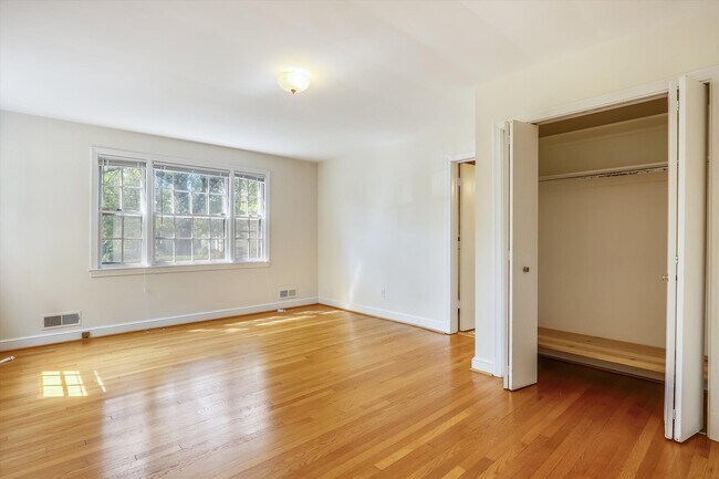 Building Photo - One Level Living -- 5bed / 3bath - Chevy Chase