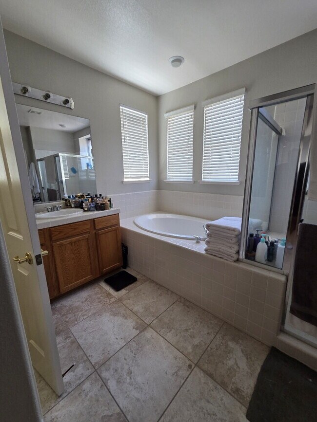 Building Photo - "Spacious 5-Bed home with 4 Baths Home for Rent!