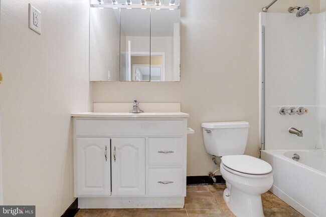 Building Photo - r12211