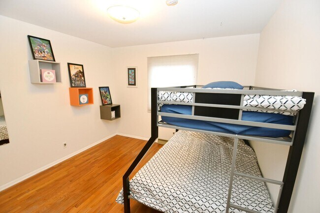 Building Photo - Furnished or unfurnished 4 bedroom 3 full bath home near the University of Notre Dame.