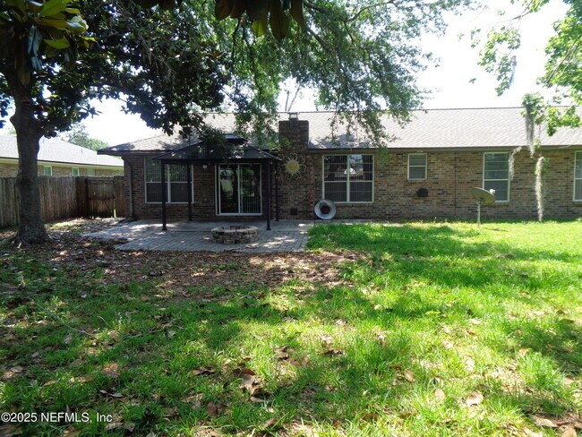 Building Photo - 812 Maplewood Ln