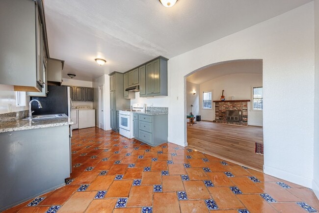 Building Photo - 3 Bedroom Home with Outdoor Space in Frogtown!