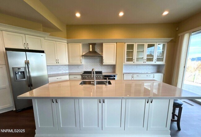 Building Photo - 6190 Carriage House Way