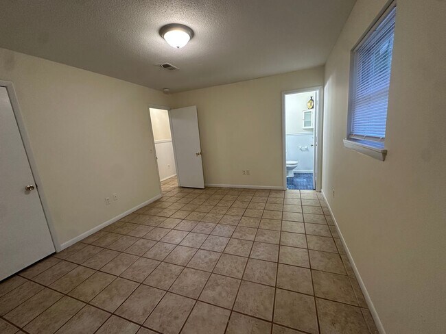 Building Photo - 5854 Michelle Dr