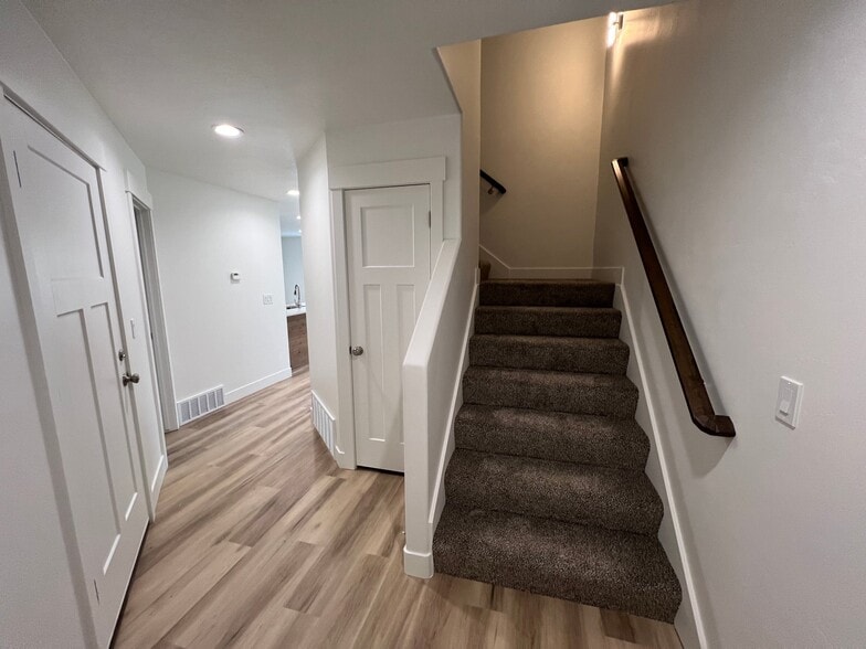 Building Photo - 447 E 625 S