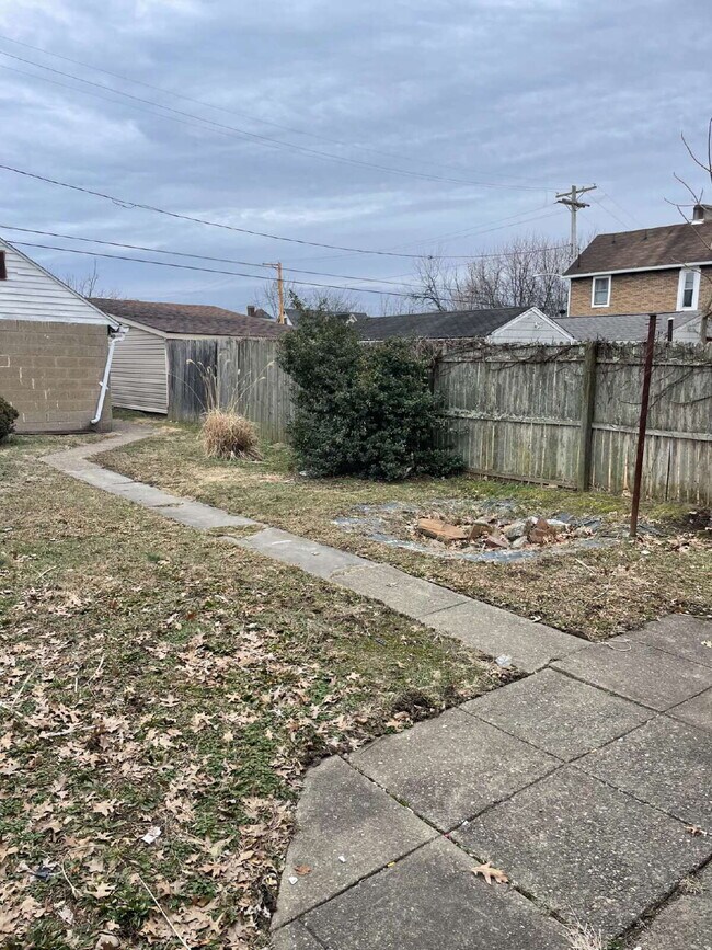 Building Photo - Spacious 3 bedroom with Off street parking!