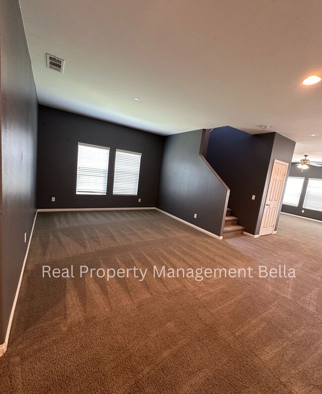 Building Photo - Cul-de-Sac Comfort + Space for Everyone