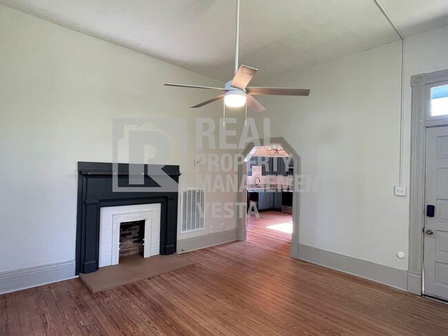 Building Photo - Beautiful Downtown Apartment - Perfect For...