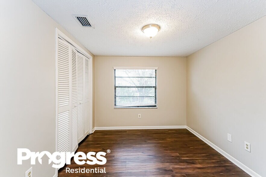 Building Photo - 15715 Country Lake Dr