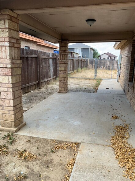 Building Photo - 3904 Los Presidentes Ave