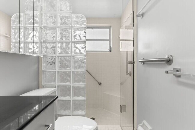 Building Photo - "Spacious 2-Bed, 2-Bath Condo Oasis in Prime Clearwater Location – 55+ COMMUNITY