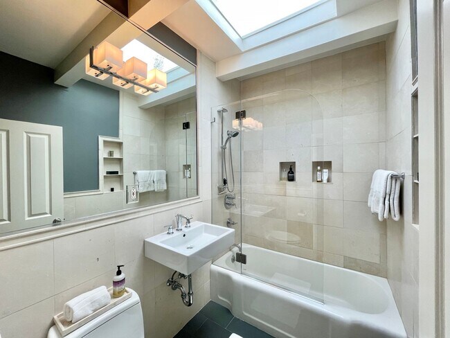 Building Photo - 3BR/2.5BA INCOMPARABLE Views!!! Prime Corona Heights Residence! 2 car parking and laundry! PROGRE...